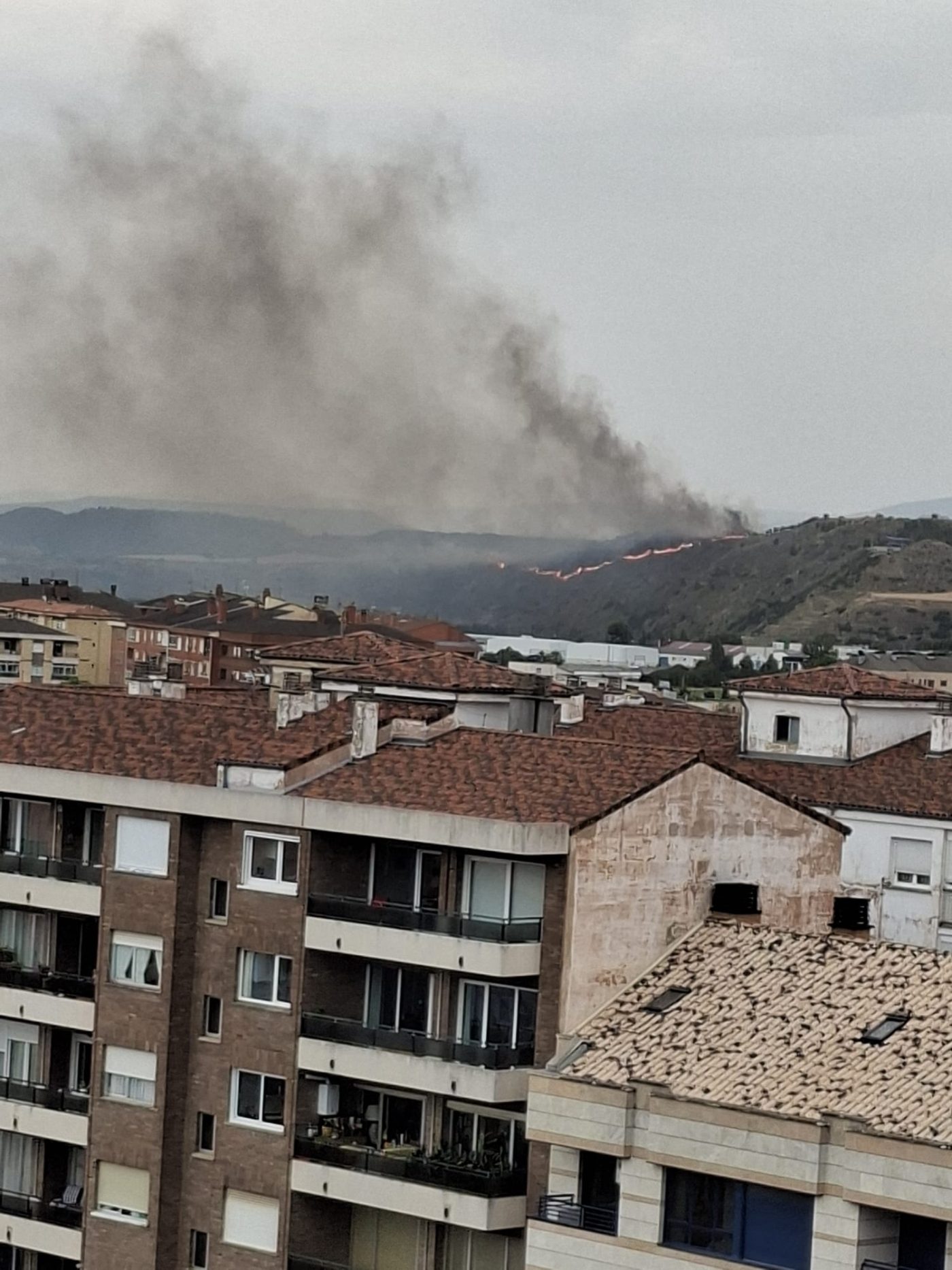 Varios incendios activos en La Rioja: uno en los alrededores de Gimileo 12 Varios incendios activos en La Rioja: uno en los alrededores de Gimileo 12