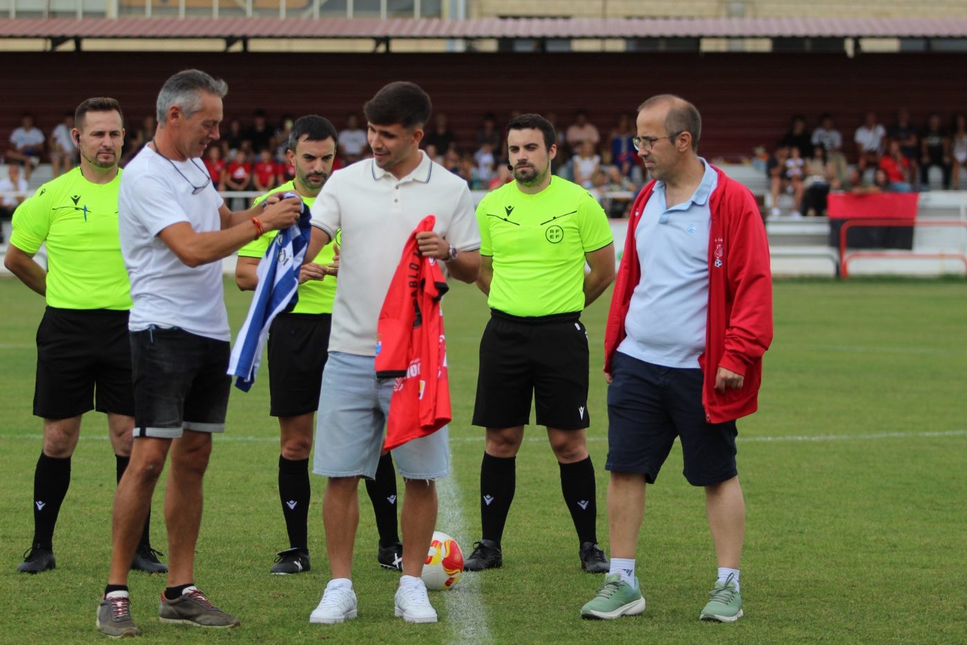 El saque de honor de Pablo Marín precede la victoria de La Calzada ante la SD Oyonesa 2