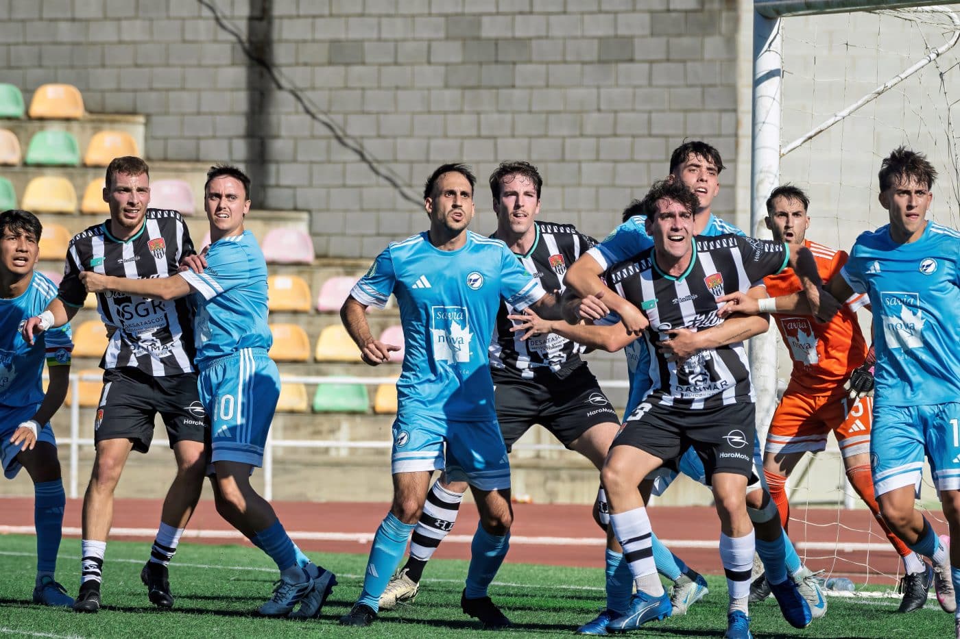 El Haro golea en su debut en el Luis de la Fuente 14 El Haro golea en su debut en el Luis de la Fuente 14