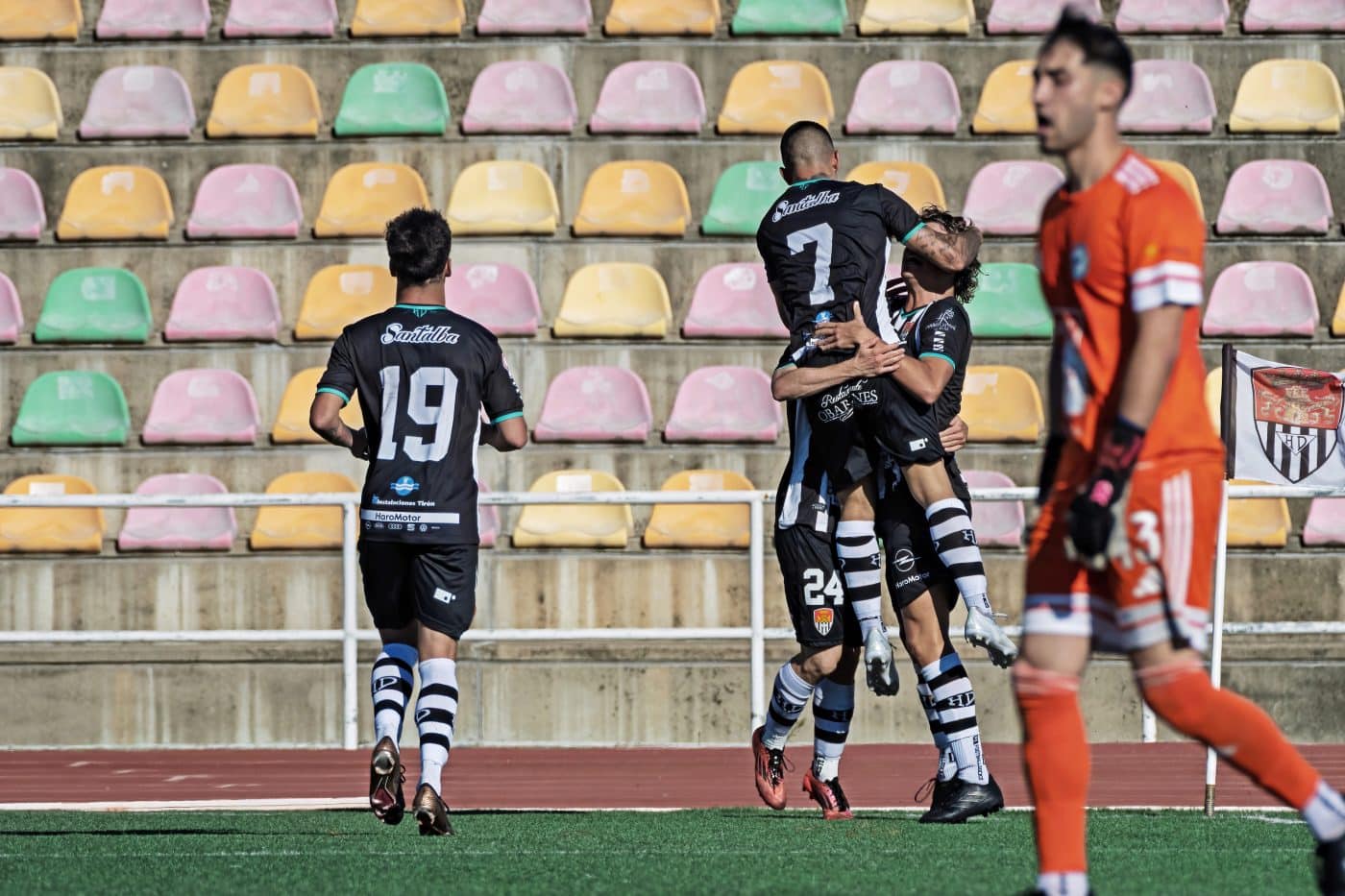 El Haro golea en su debut en el Luis de la Fuente 17 El Haro golea en su debut en el Luis de la Fuente 17