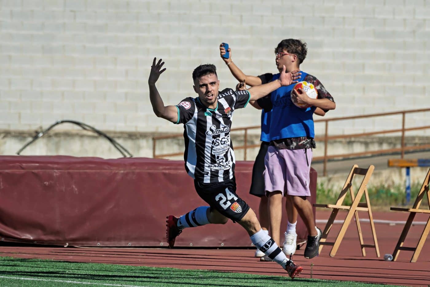 El Haro golea en su debut en el Luis de la Fuente 8 El Haro golea en su debut en el Luis de la Fuente 8