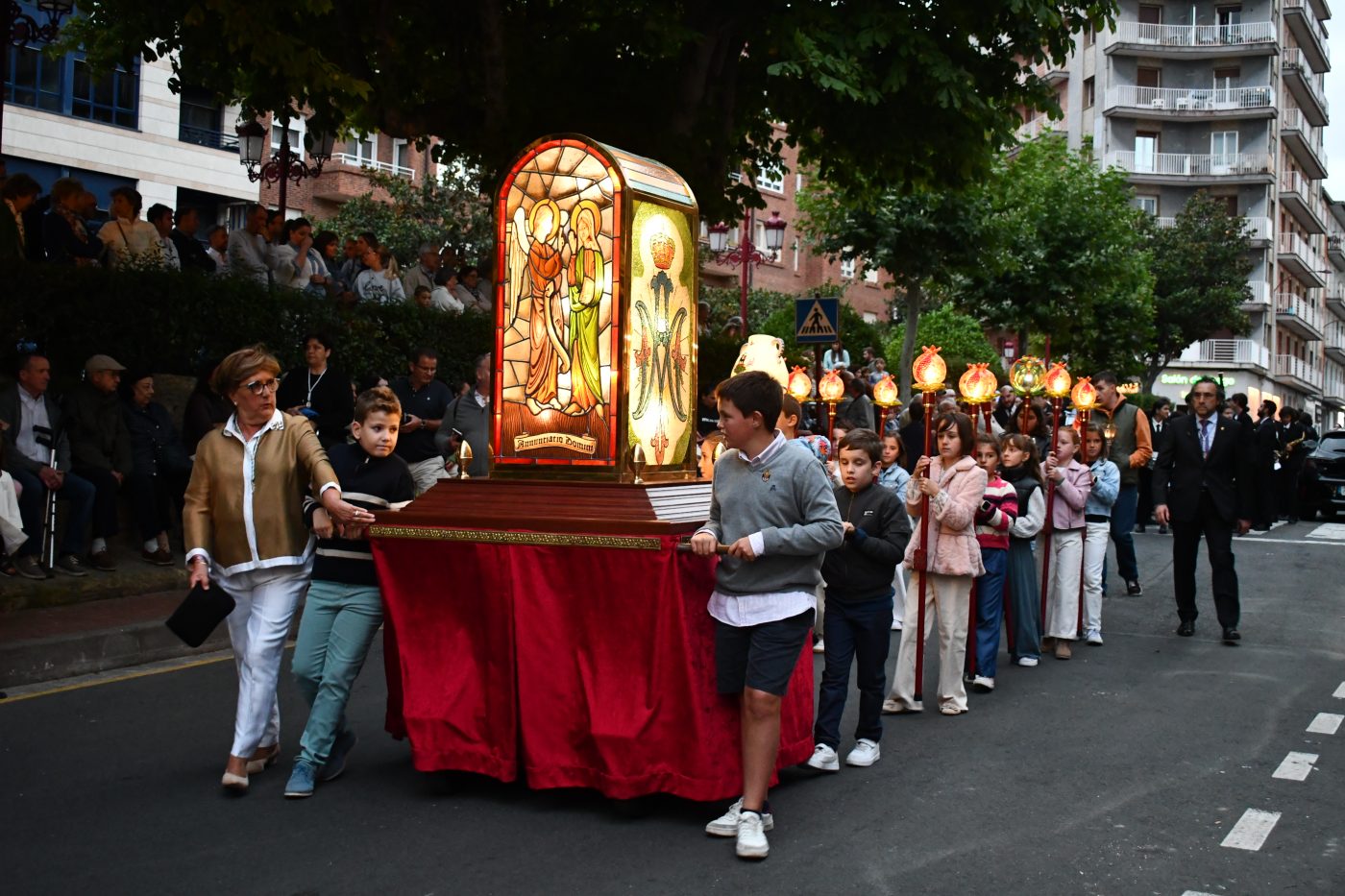 FOTOS: Un mar de luces acompaña a la Virgen de la Vega en Haro 32