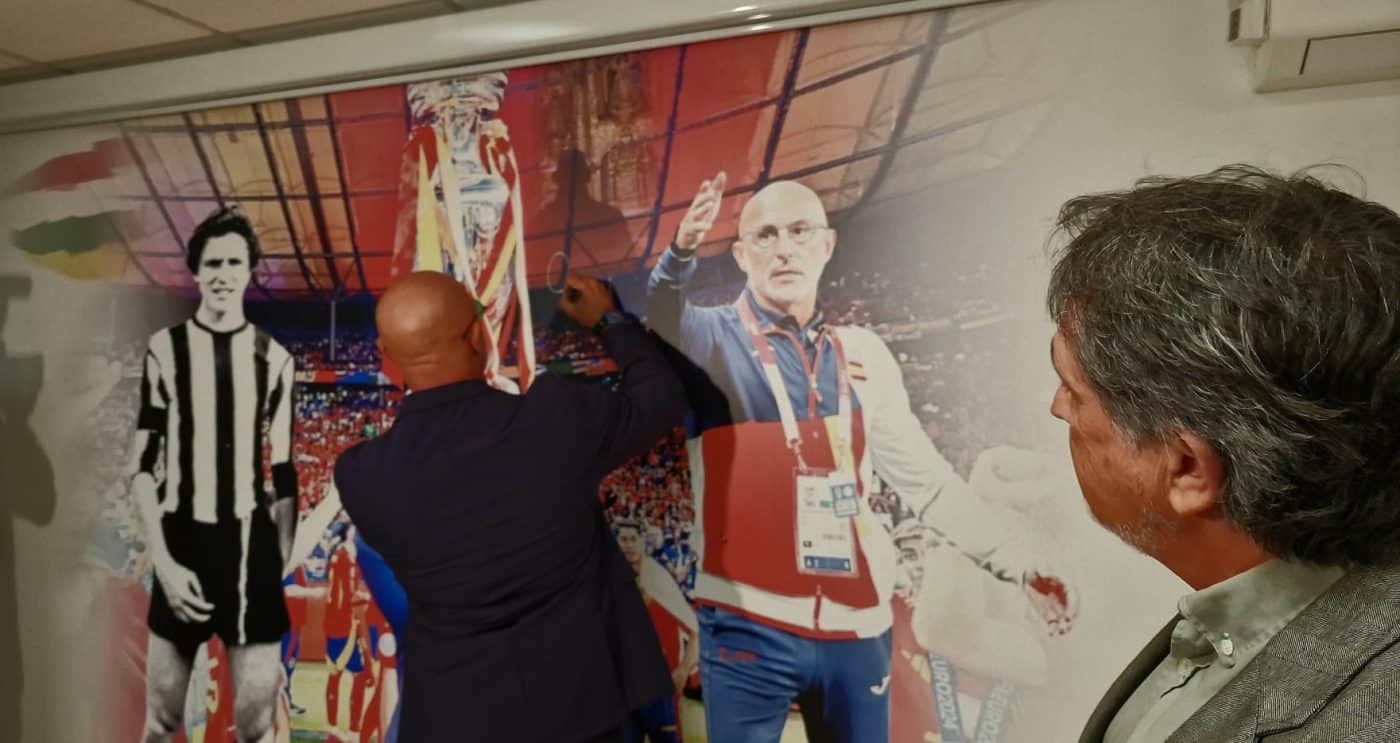 Luis de la Fuente recibe un emotivo homenaje en la Federación Riojana de Fútbol: "El premio más importante de todos" 7