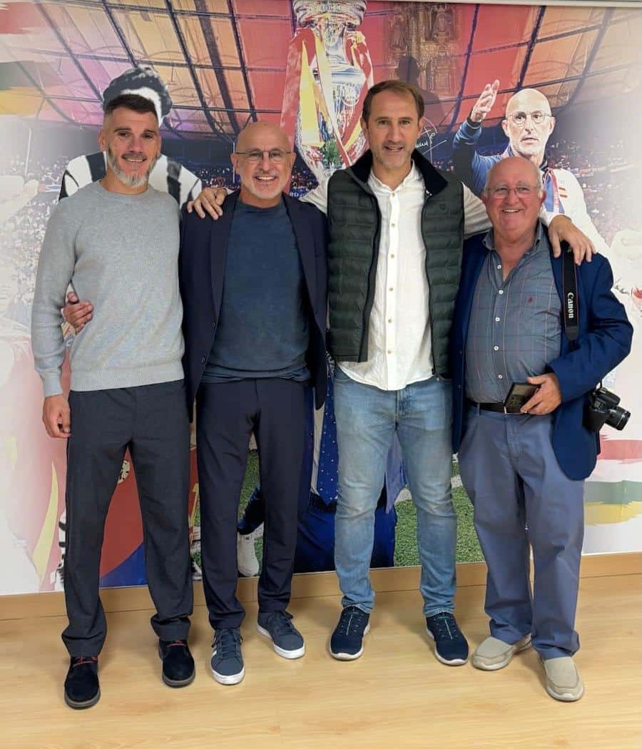 Luis de la Fuente recibe un emotivo homenaje en la Federación Riojana de Fútbol: "El premio más importante de todos" 1