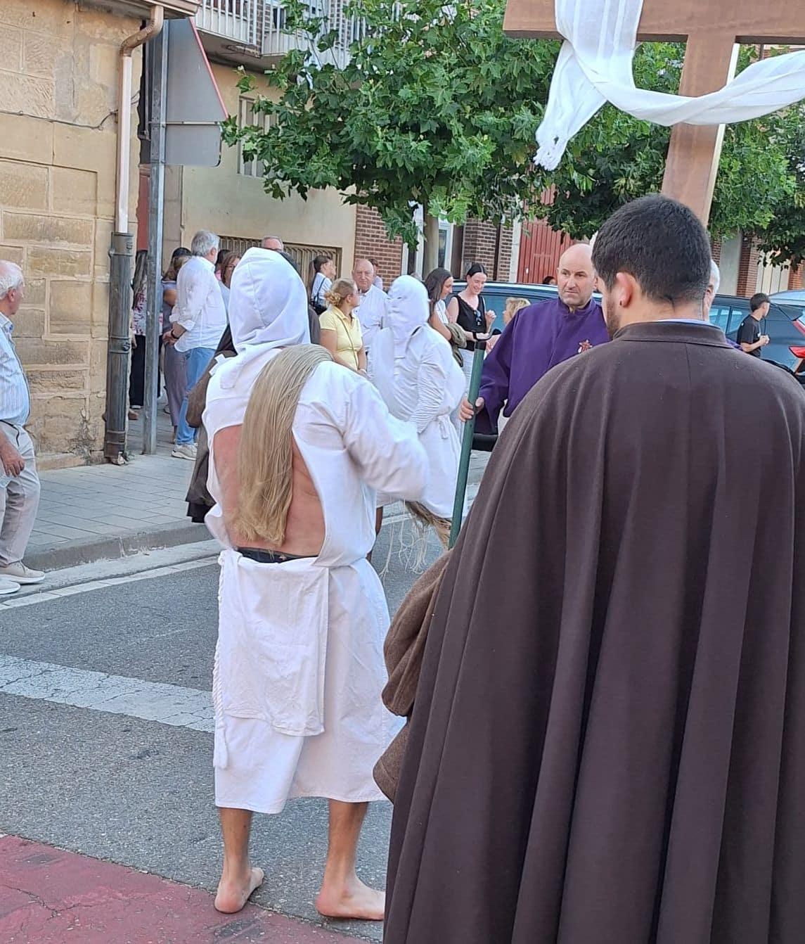 San Vicente de la Sonsierra celebra la Exaltación de la Cruz con nueve disciplinantes 6 San Vicente de la Sonsierra celebra la Exaltación de la Cruz con nueve disciplinantes 6