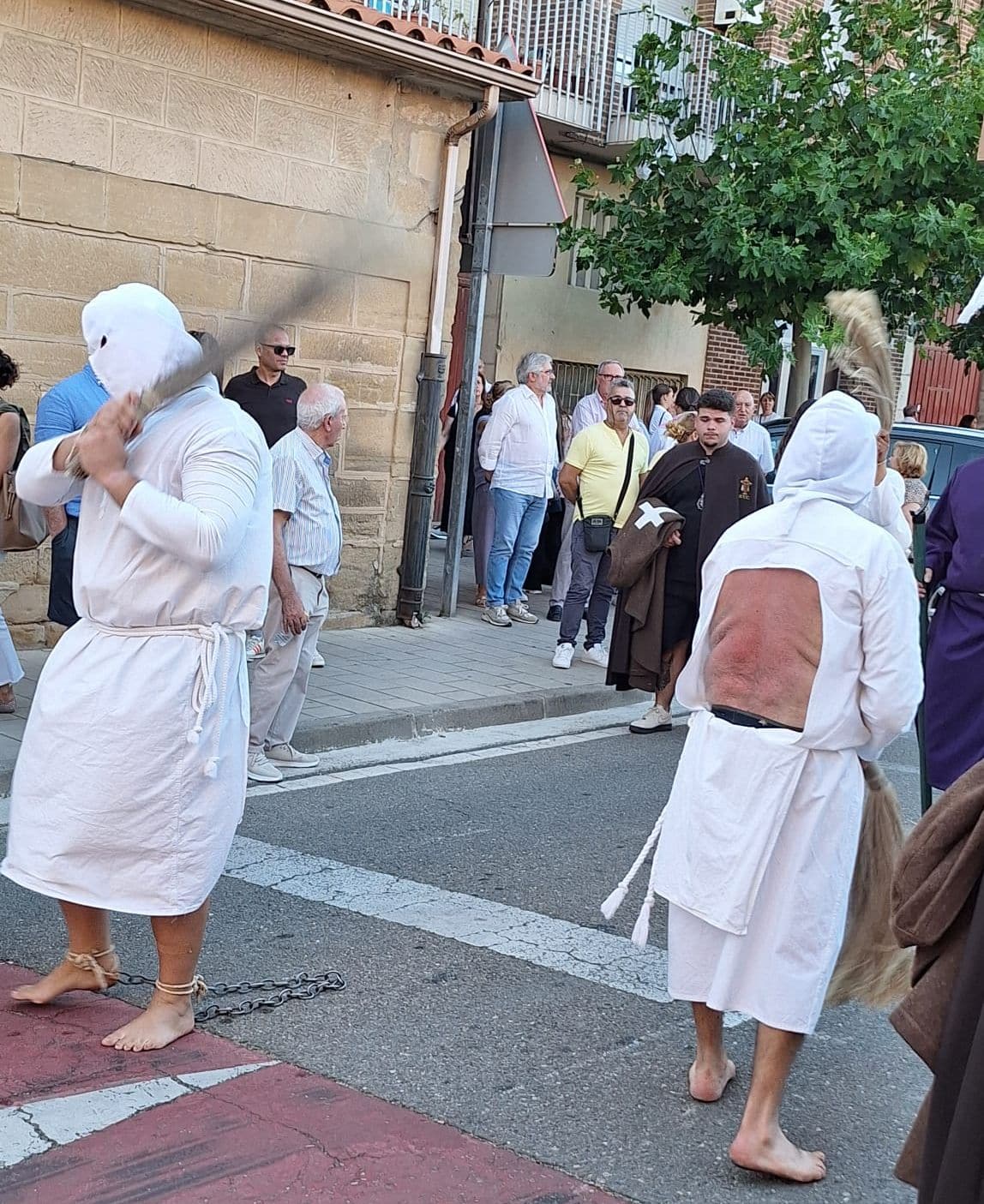 San Vicente de la Sonsierra celebra la Exaltación de la Cruz con nueve disciplinantes 8 San Vicente de la Sonsierra celebra la Exaltación de la Cruz con nueve disciplinantes 8