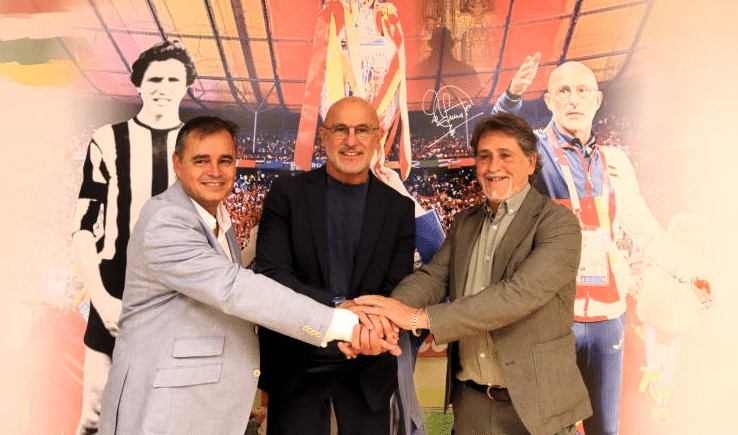 Luis de la Fuente recibe un emotivo homenaje en la Federación Riojana de Fútbol: "El premio más importante de todos" 3