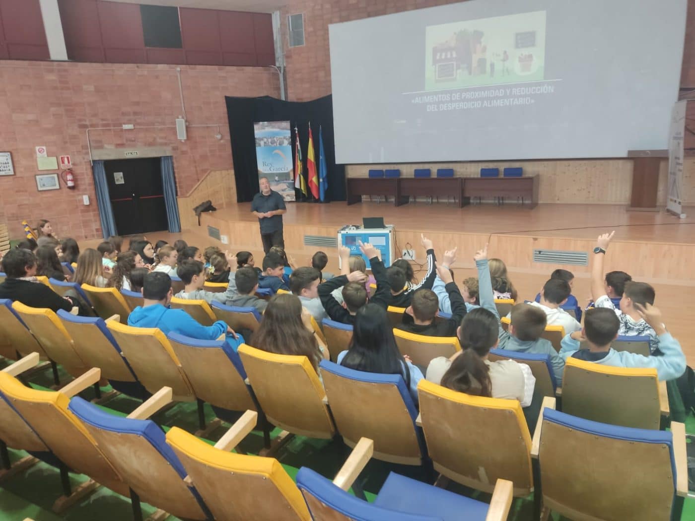 El IES Rey Don García de Nájera acoge una charla sobre alimentos de proximidad y sostenibilidad a cargo de Alfonso Lacuesta 1 El IES Rey Don García de Nájera acoge una charla sobre alimentos de proximidad y sostenibilidad a cargo de Alfonso Lacuesta 1