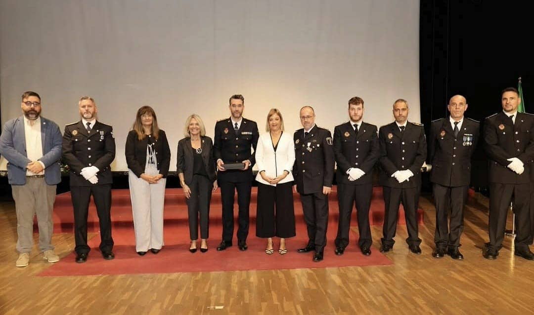 Bétera homenajea a los agentes de la Policía Local de Haro que ayudaron durante la DANA 1 Bétera homenajea a los agentes de la Policía Local de Haro que ayudaron durante la DANA 1