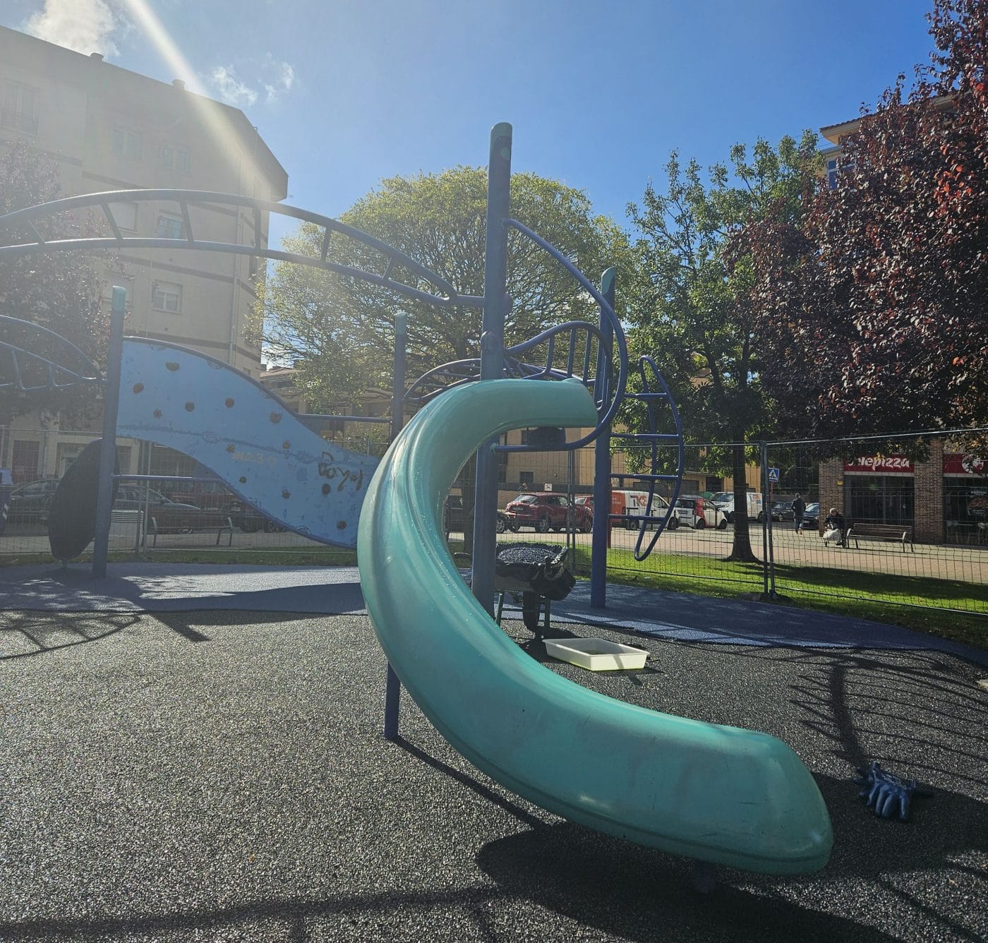 Haro ya trabaja en la instalación del nuevo pavimento de seguridad del Parque Azul en la calle El Mazo 3 Haro ya trabaja en la instalación del nuevo pavimento de seguridad del Parque Azul en la calle El Mazo 3