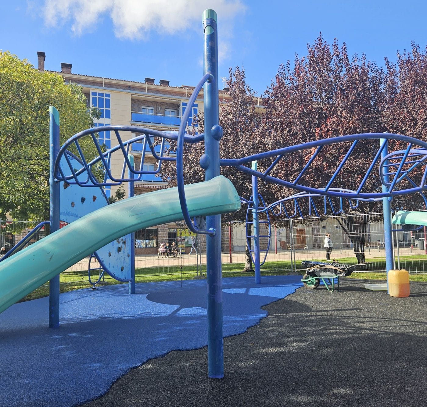 Haro ya trabaja en la instalación del nuevo pavimento de seguridad del Parque Azul en la calle El Mazo 2 Haro ya trabaja en la instalación del nuevo pavimento de seguridad del Parque Azul en la calle El Mazo 2