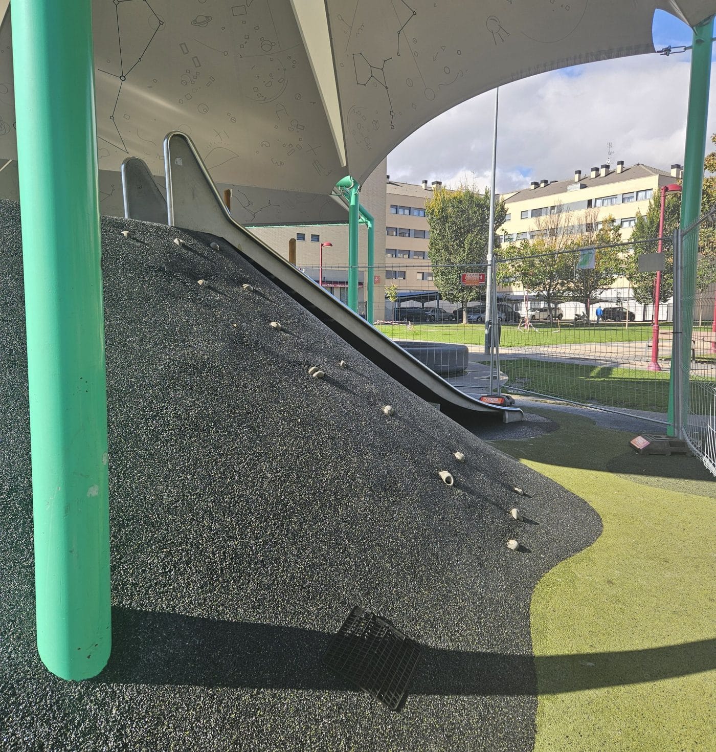 Haro ya trabaja en la instalación del nuevo pavimento de seguridad del Parque Azul en la calle El Mazo 4 Haro ya trabaja en la instalación del nuevo pavimento de seguridad del Parque Azul en la calle El Mazo 4