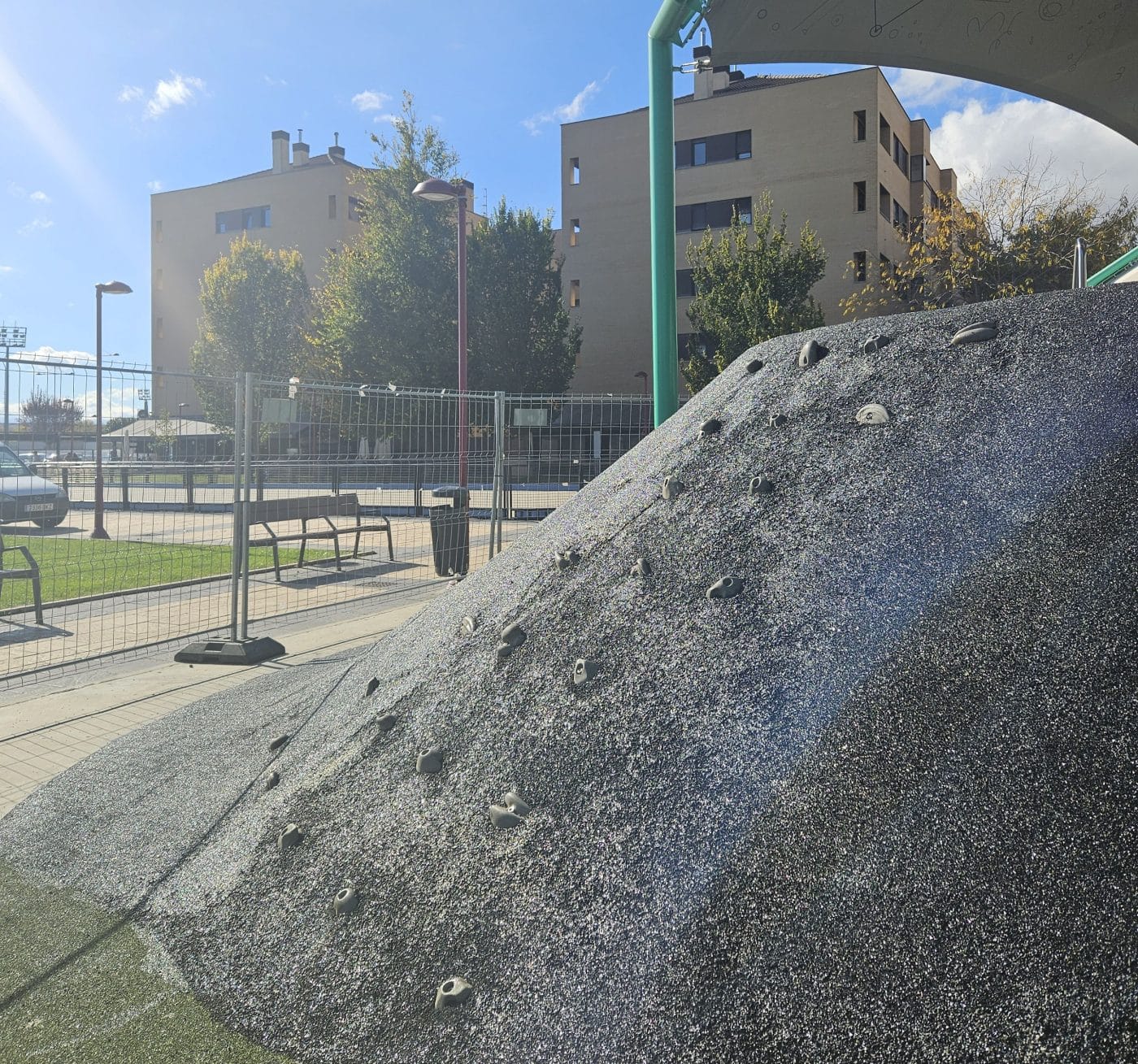 Haro ya trabaja en la instalación del nuevo pavimento de seguridad del Parque Azul en la calle El Mazo 5 Haro ya trabaja en la instalación del nuevo pavimento de seguridad del Parque Azul en la calle El Mazo 5