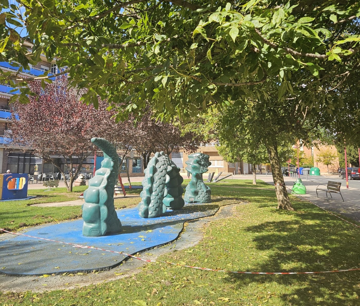 Haro ya trabaja en la instalación del nuevo pavimento de seguridad del Parque Azul en la calle El Mazo 1 Haro ya trabaja en la instalación del nuevo pavimento de seguridad del Parque Azul en la calle El Mazo 1