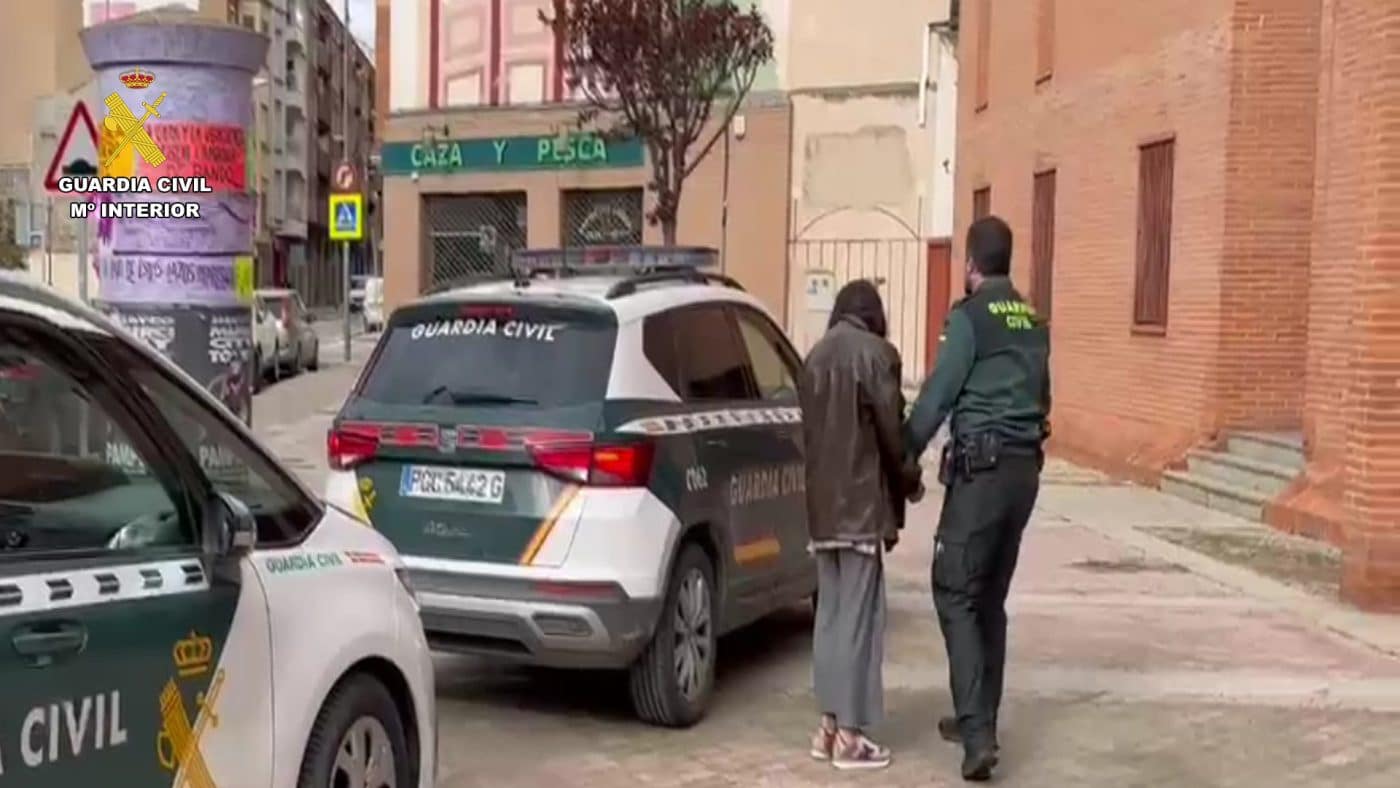 La Guardia Civil detiene en La Rioja a una pareja que robaba personas mayores con el “abrazo cariñoso” 1 La Guardia Civil detiene en La Rioja a una pareja que robaba personas mayores con el “abrazo cariñoso” 1