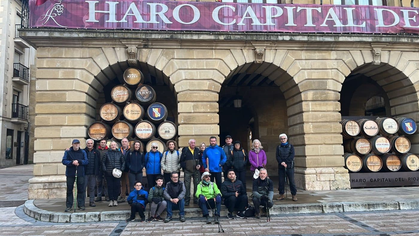 Una veintena de participantes disfrutan del paseo saludable de este domingo por el entorno de Haro 4