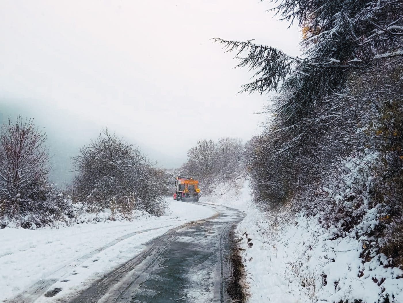Seis equipos de vialidad trabajan en La Rioja Alta para combatir el hielo y la nieve 1