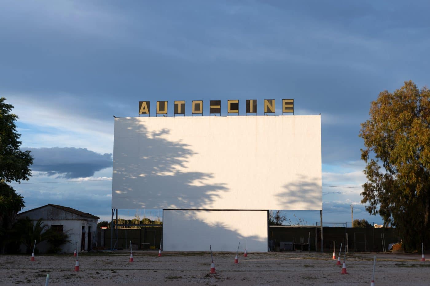 Bodegas Roda acoge una exposición fotográfica que revive la memoria de los últimos autocines en España 1