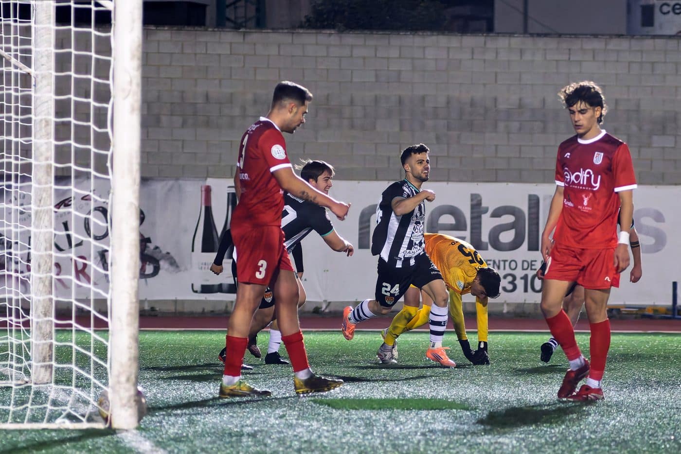 El Haro deja escapar el triunfo en los momentos finales ante la Oyonesa 9 El Haro deja escapar el triunfo en los momentos finales ante la Oyonesa 9