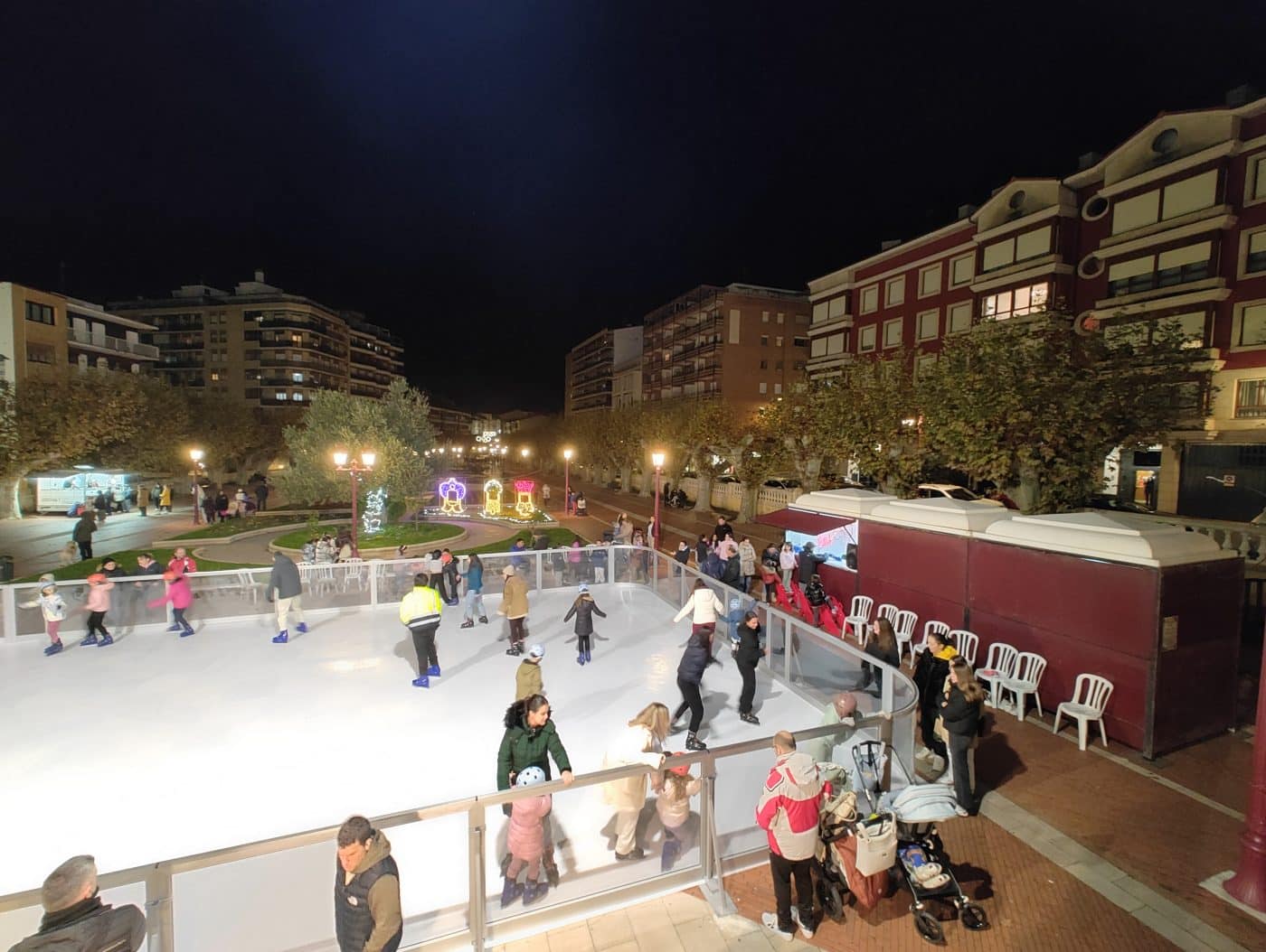 Haro estrena pista de hielo en los Jardines de la Vega 1