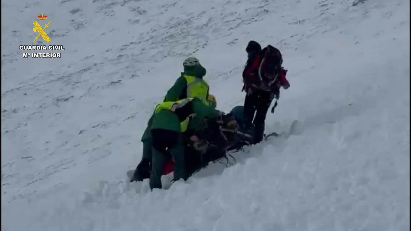 Dos montañeros de Haro son rescatados en el San Lorenzo tras ser arrastrados 200 metros por una avalancha de nieve 2