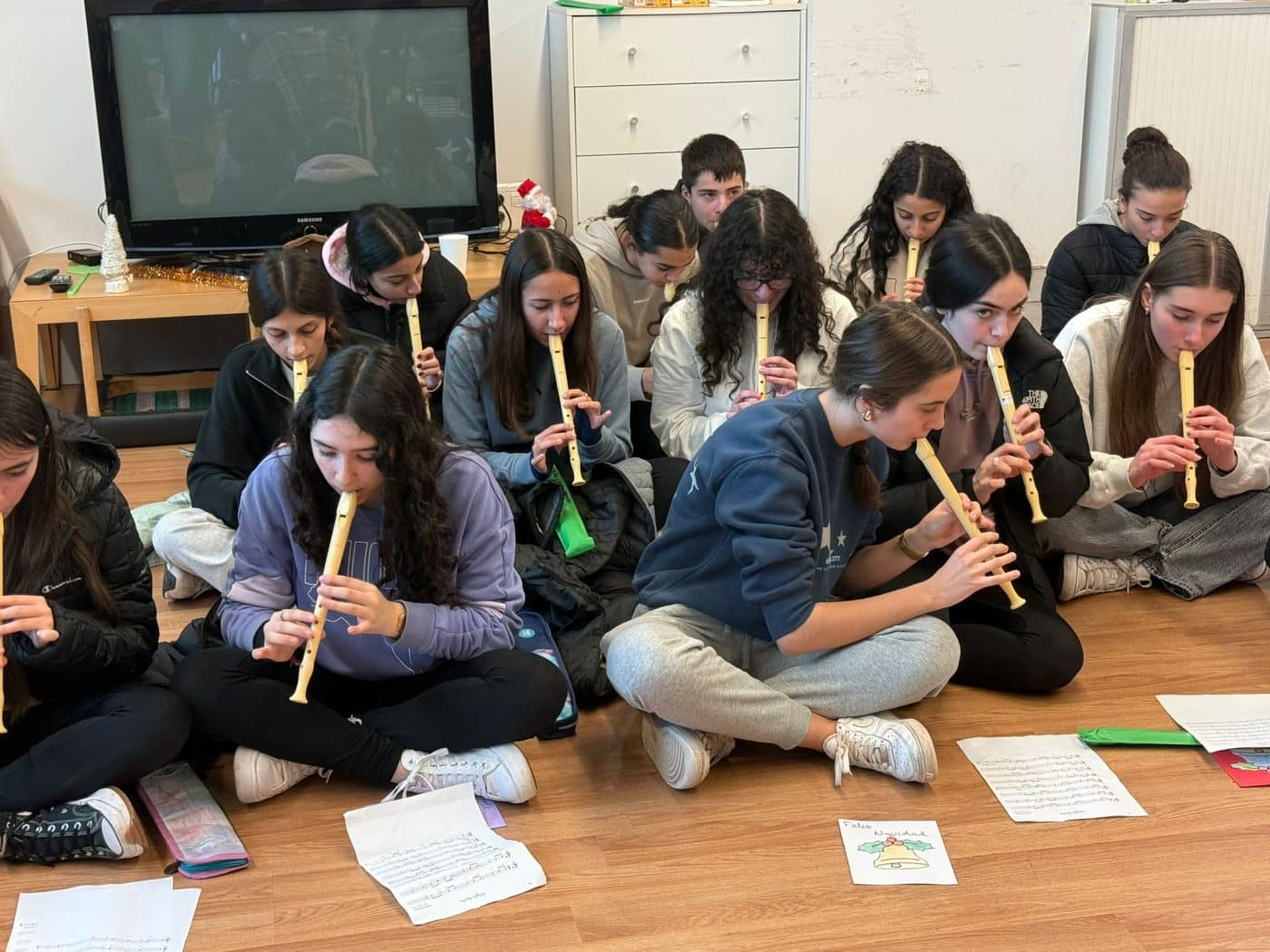El alumnado del IES Rey Don García lleva la música y el espíritu navideño a la residencia Santa María la Real de Nájera 3