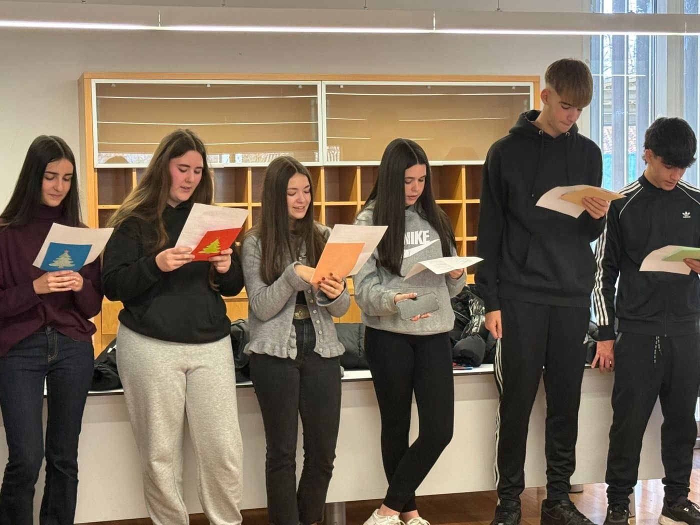 El alumnado del IES Rey Don García lleva la música y el espíritu navideño a la residencia Santa María la Real de Nájera 1