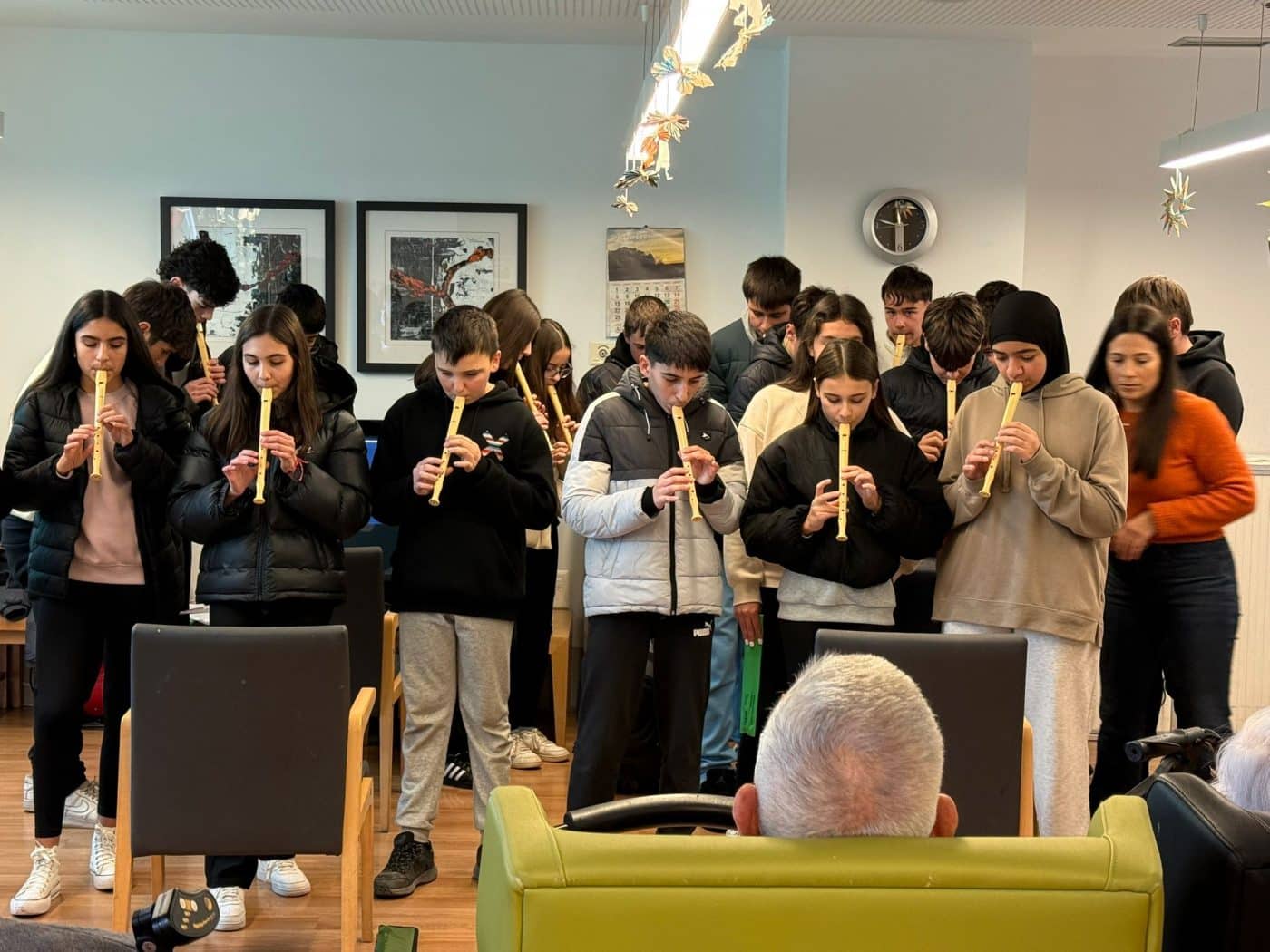 El alumnado del IES Rey Don García lleva la música y el espíritu navideño a la residencia Santa María la Real de Nájera 2