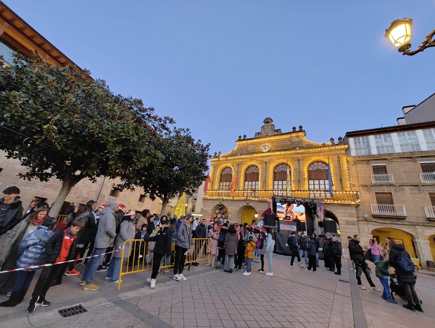 Haro adelantó las campanadas de fin de año con una tarde festiva en la plaza de la Paz 1 Haro adelantó las campanadas de fin de año con una tarde festiva en la plaza de la Paz 1