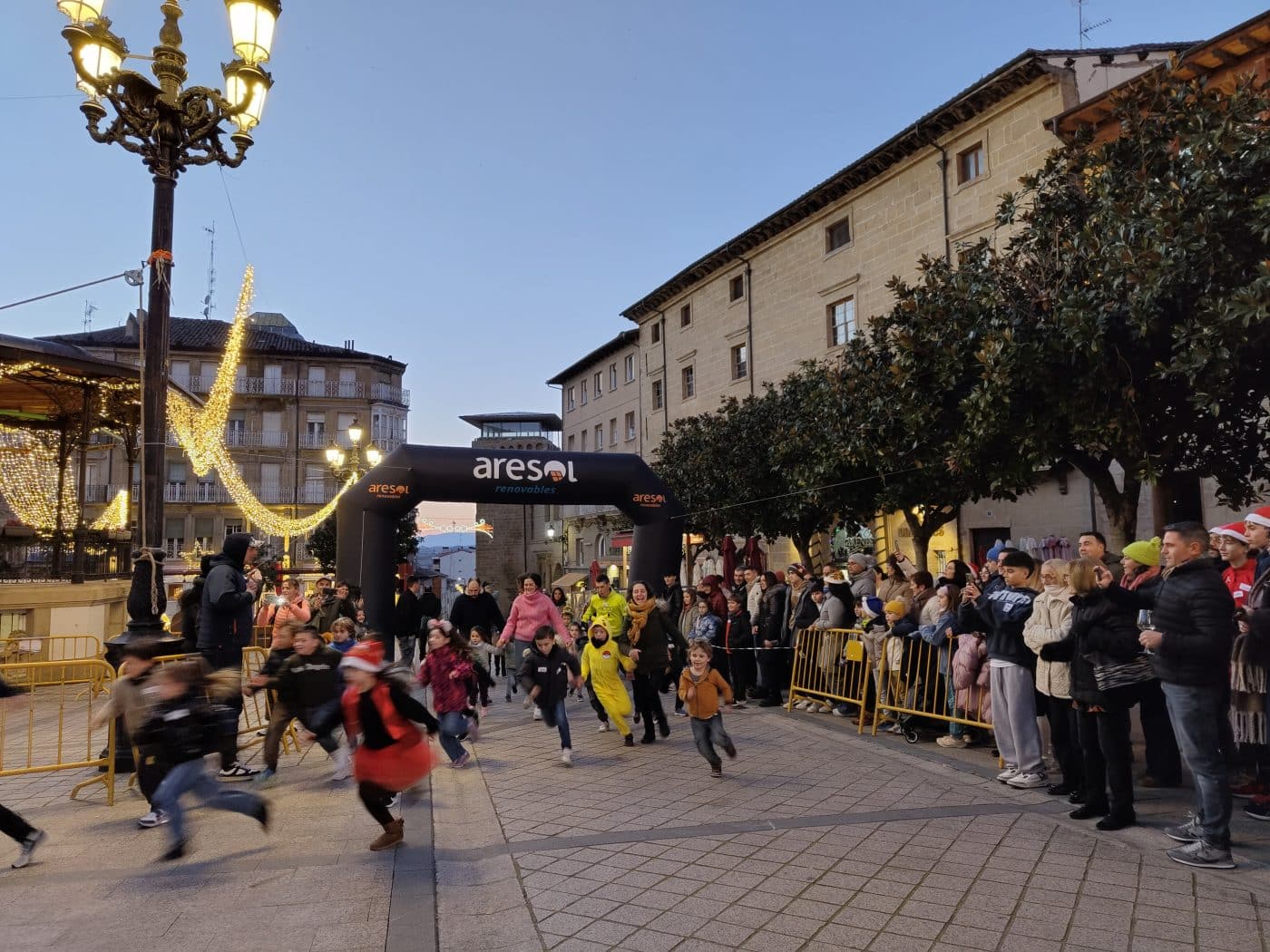 Haro adelantó las campanadas de fin de año con una tarde festiva en la plaza de la Paz 14 Haro adelantó las campanadas de fin de año con una tarde festiva en la plaza de la Paz 14