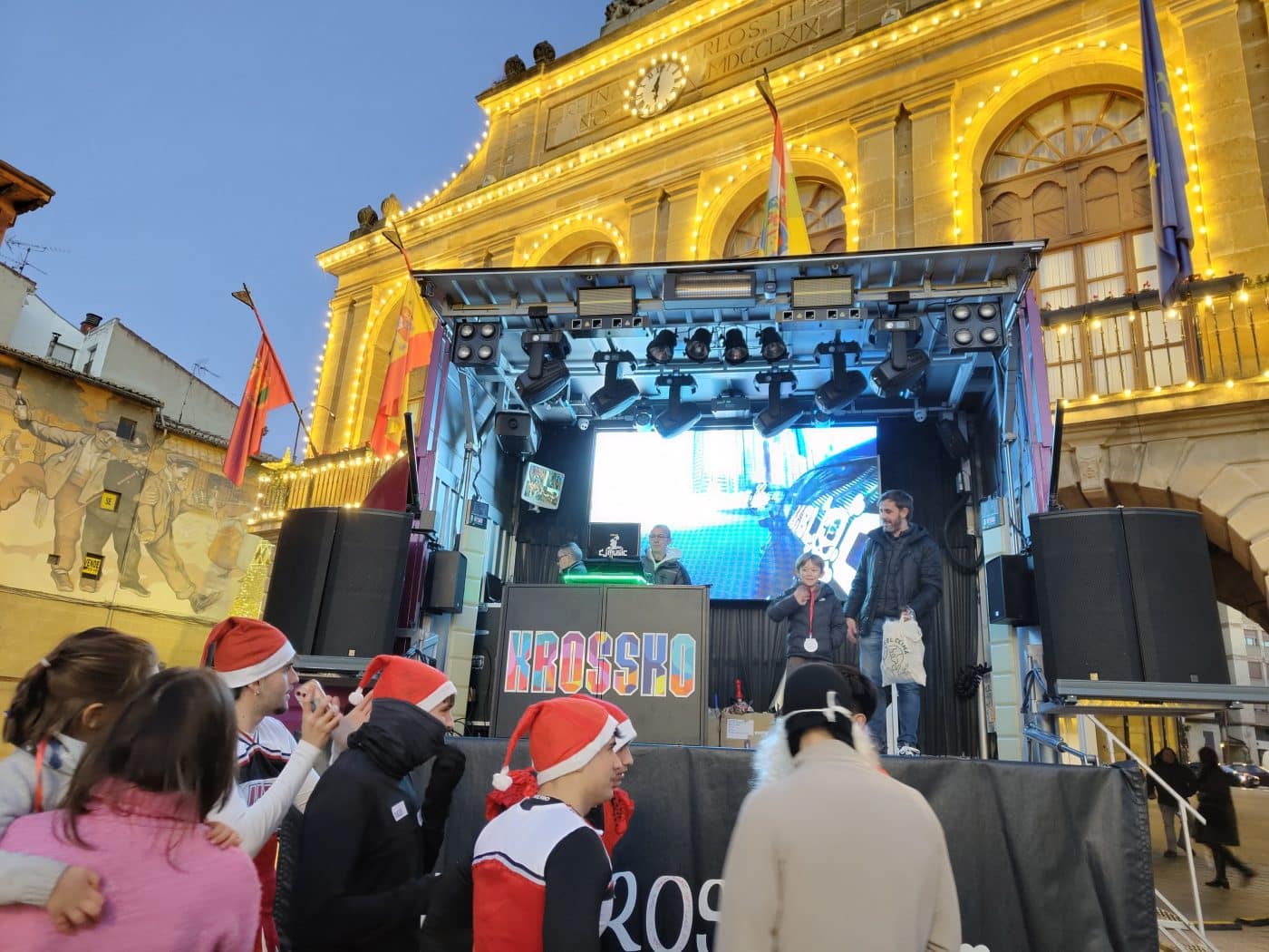 Haro adelantó las campanadas de fin de año con una tarde festiva en la plaza de la Paz 8 Haro adelantó las campanadas de fin de año con una tarde festiva en la plaza de la Paz 8