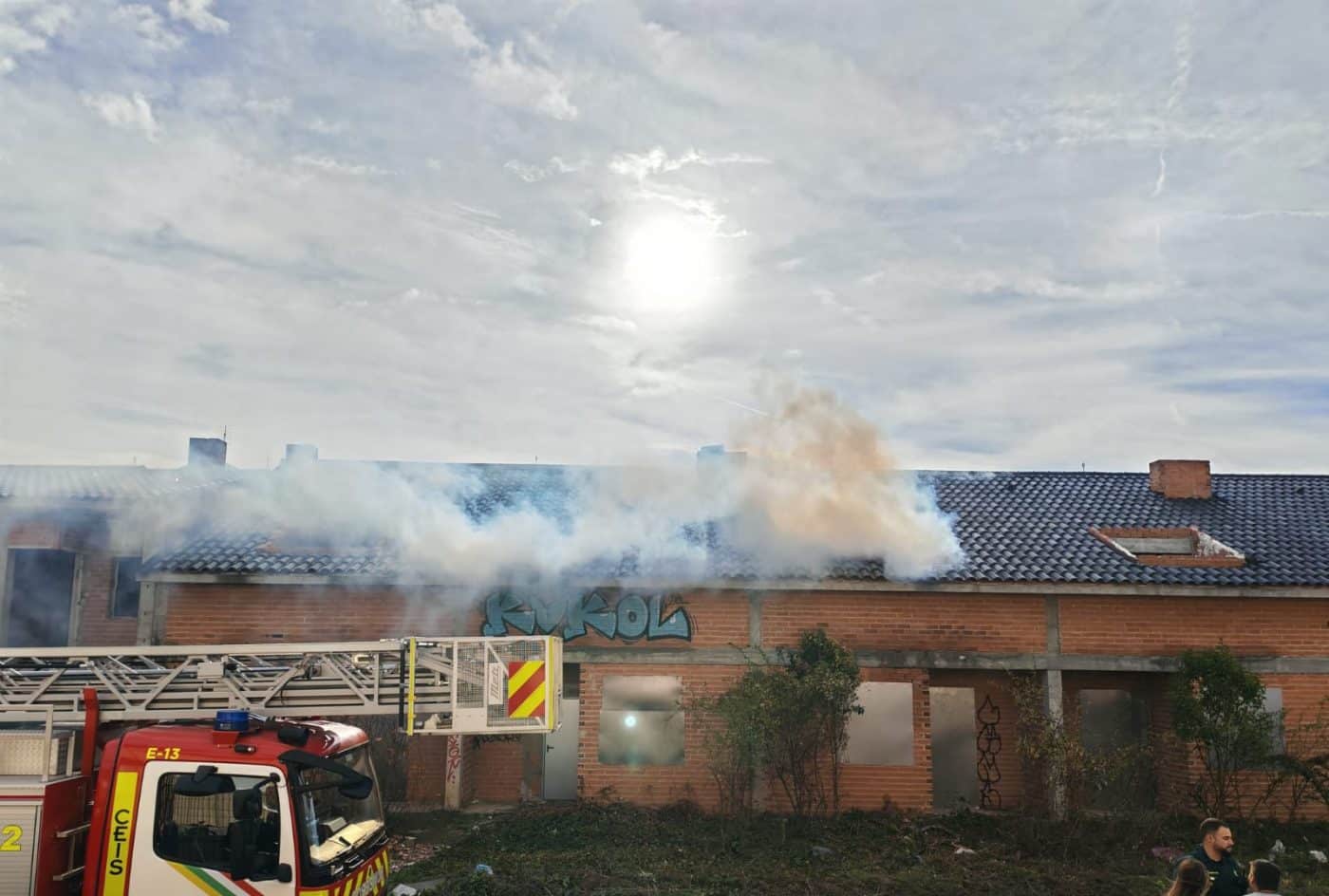 Incendio en una vivienda abandonada en Anguciana 2