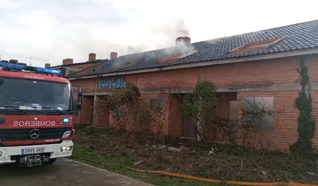 Incendio en una vivienda abandonada en Anguciana 1