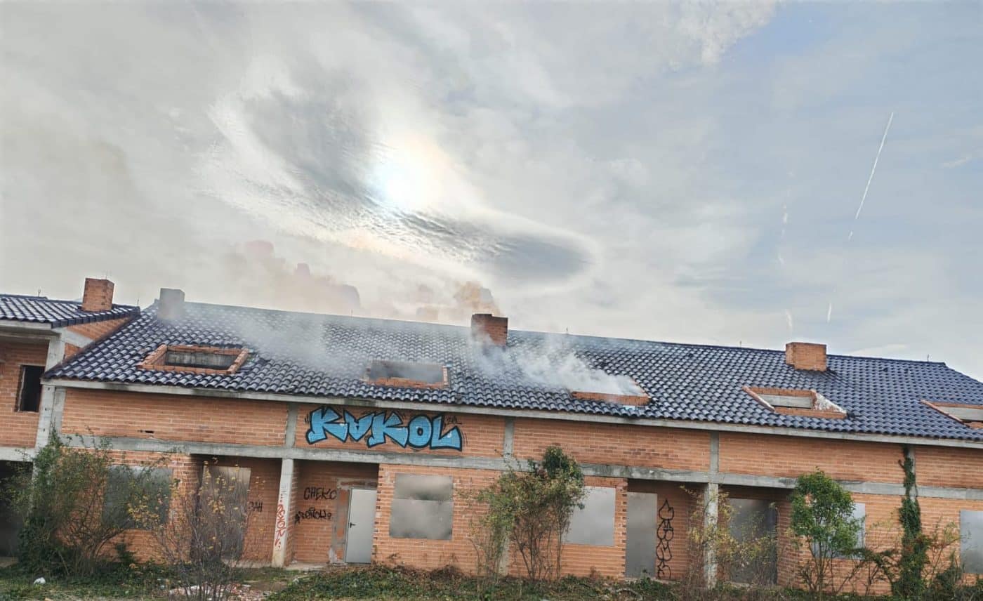 Incendio en una vivienda abandonada en Anguciana 3