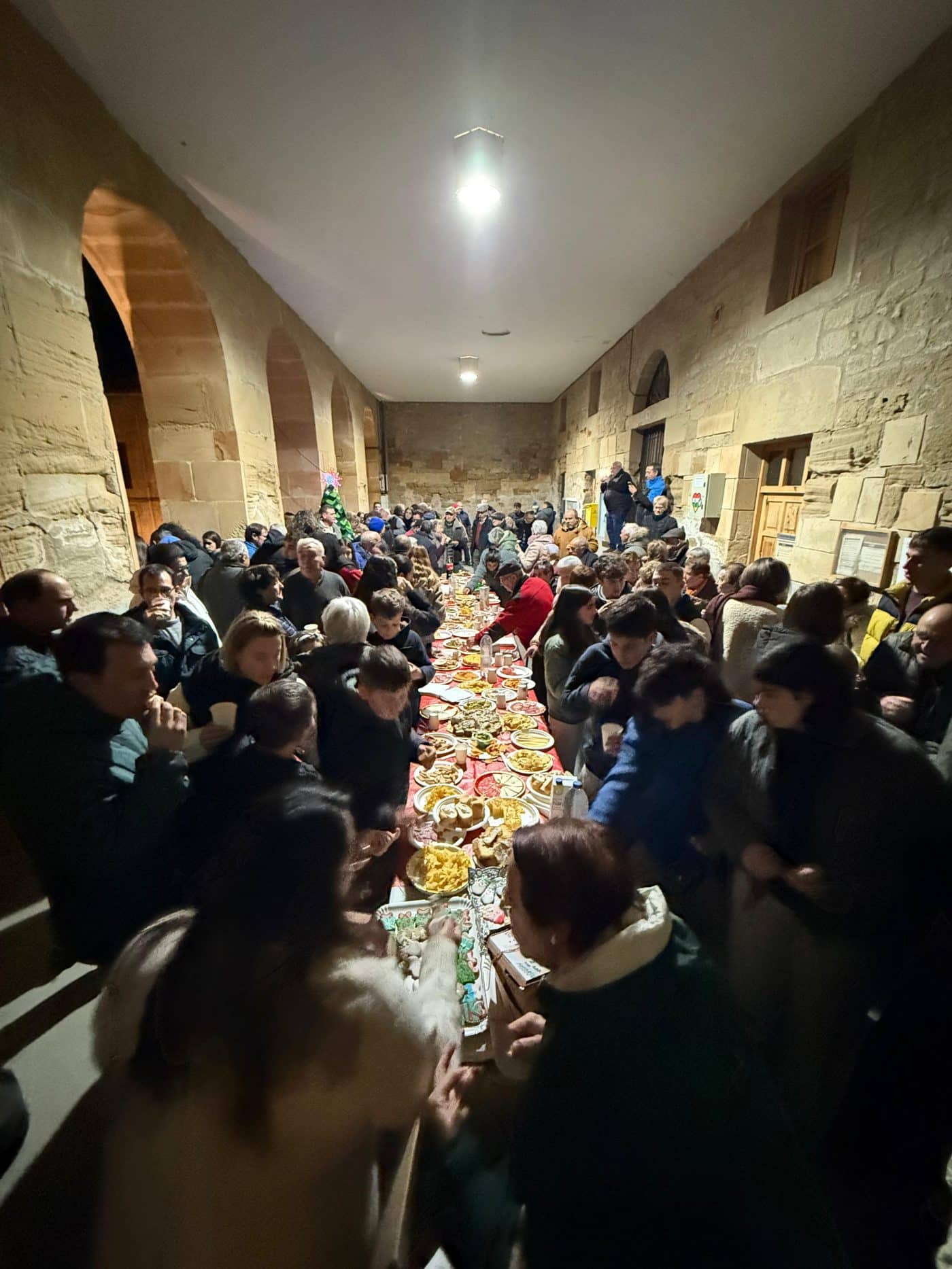 Treviana enciende la Navidad con un árbol tejido a muchas manos 1