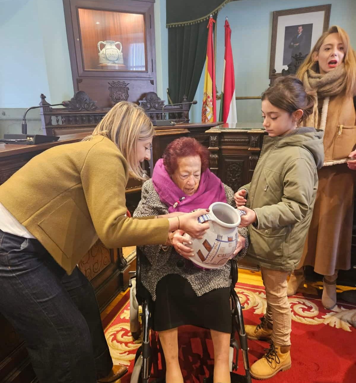 Haro entrega el Jarro de la Ciudad a la vecina centenaria Josefina Hernández 1