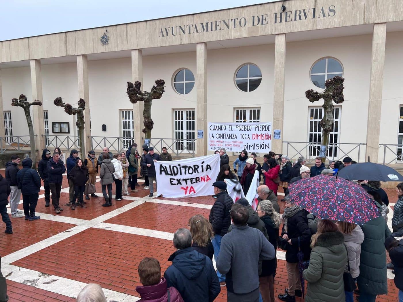 Más de un centenar de vecinos de Hervías exigen el "fin de la opacidad" y la dimisión del equipo de Gobierno 3