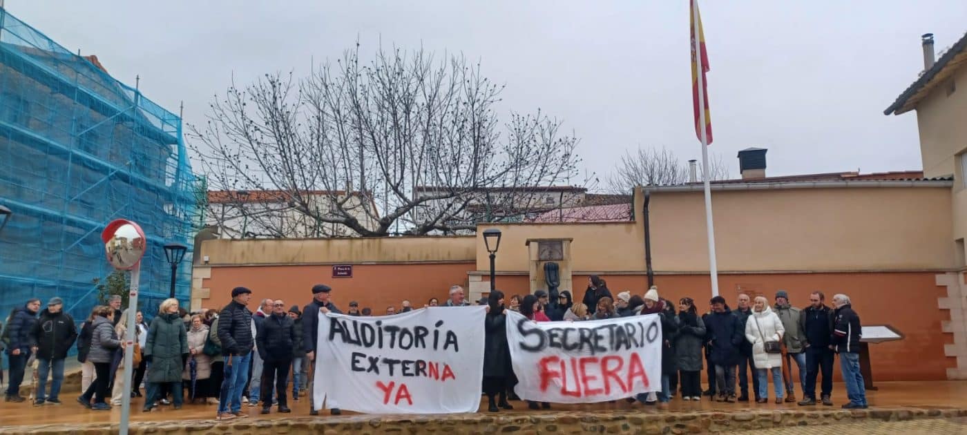 Más de un centenar de vecinos de Hervías exigen el "fin de la opacidad" y la dimisión del equipo de Gobierno 2
