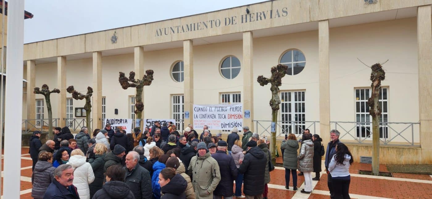 Más de un centenar de vecinos de Hervías exigen el "fin de la opacidad" y la dimisión del equipo de Gobierno 4