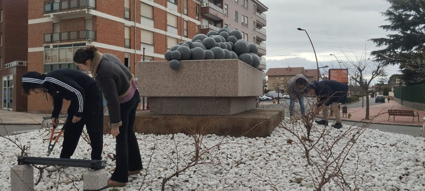 Alumnado de Vitivinicultura del Cossío participa en la poda de vides urbanas en Haro 1