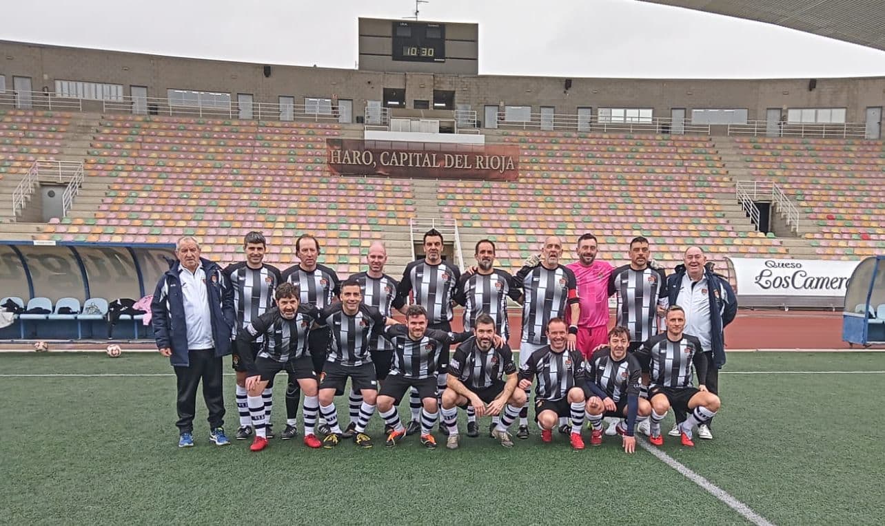 El Lekeitio levanta el trofeo del triangular de veteranos disputado en el Luis de la Fuente 11