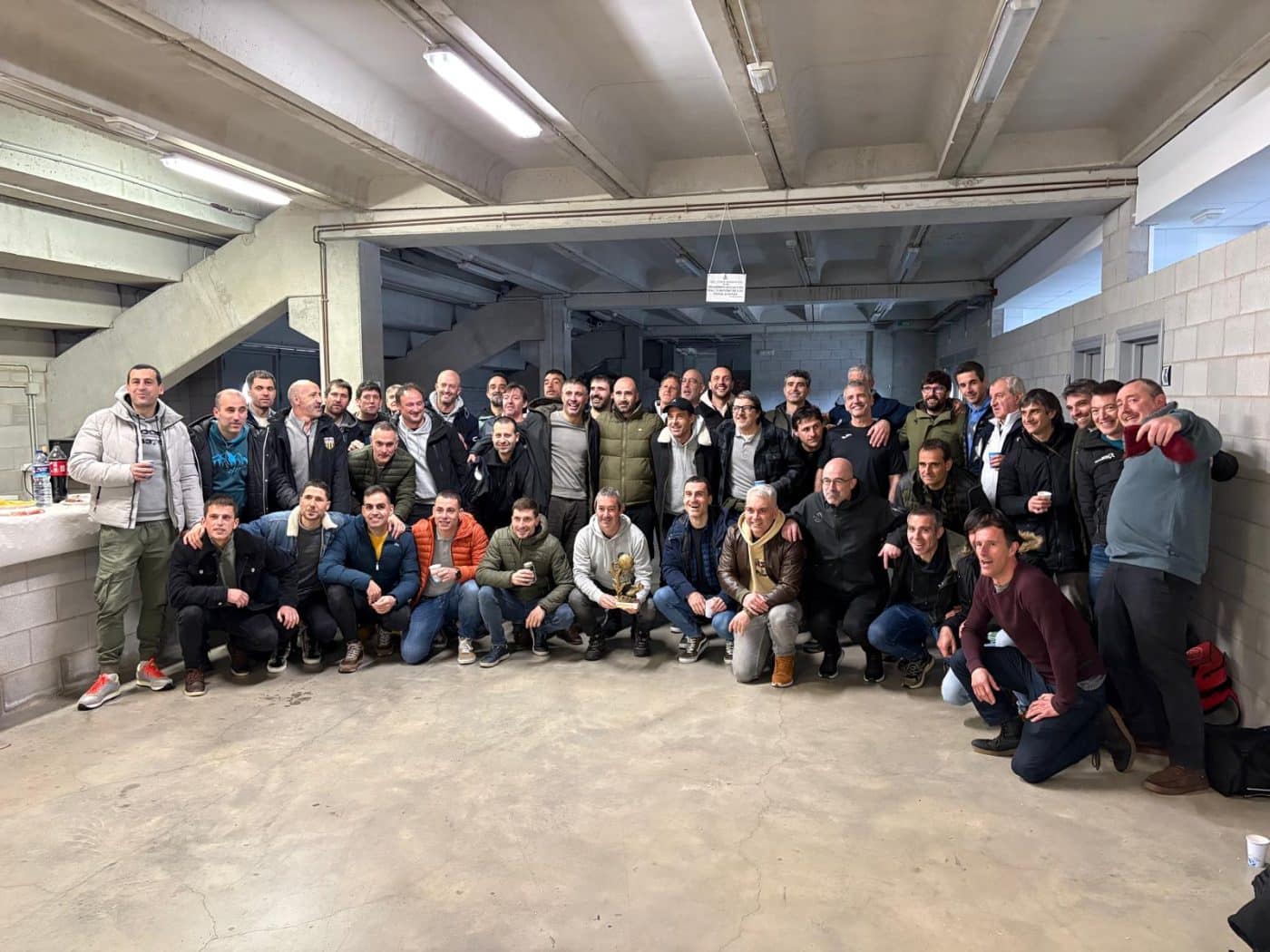 El Lekeitio levanta el trofeo del triangular de veteranos disputado en el Luis de la Fuente 2