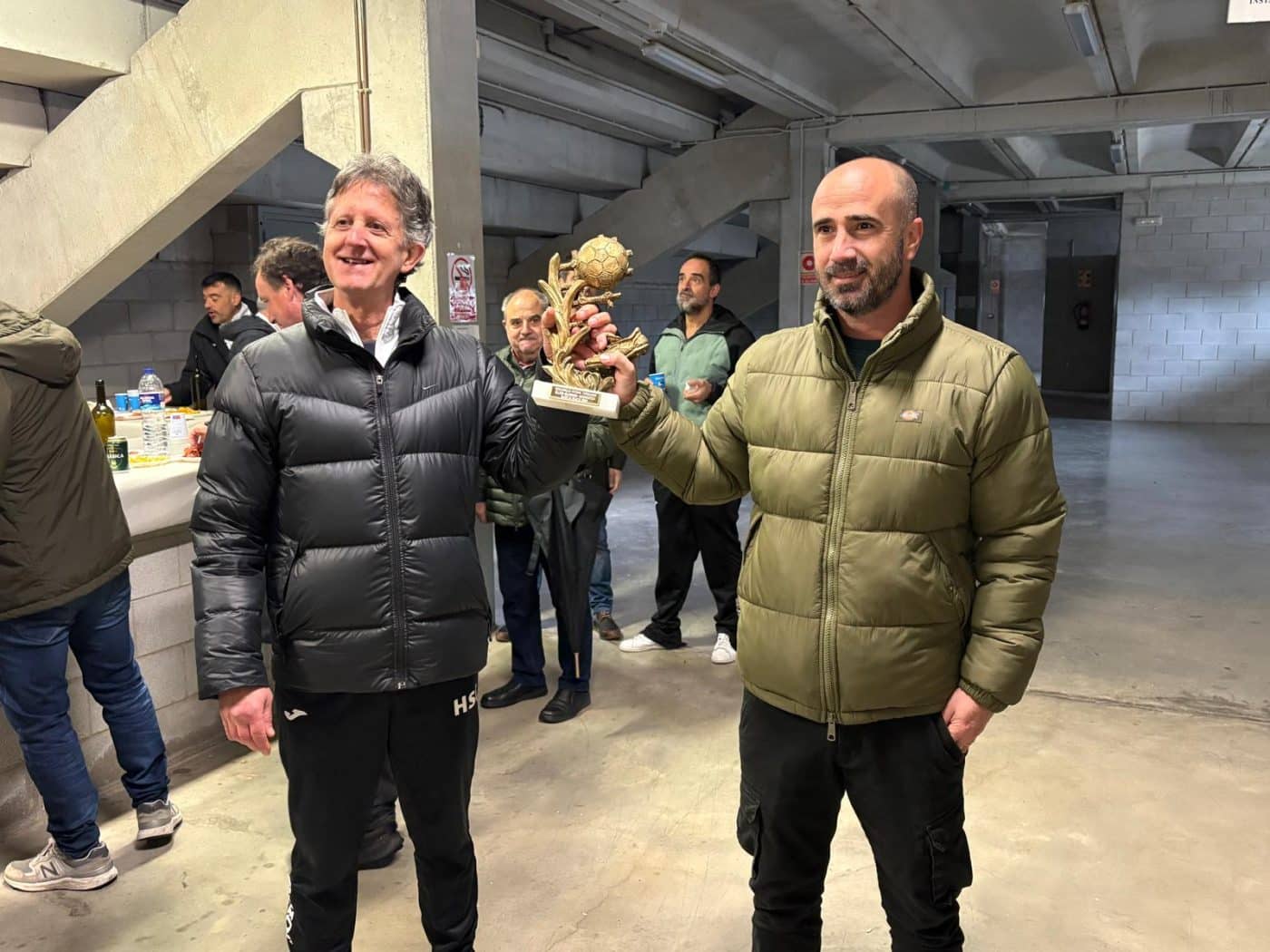 El Lekeitio levanta el trofeo del triangular de veteranos disputado en el Luis de la Fuente 1