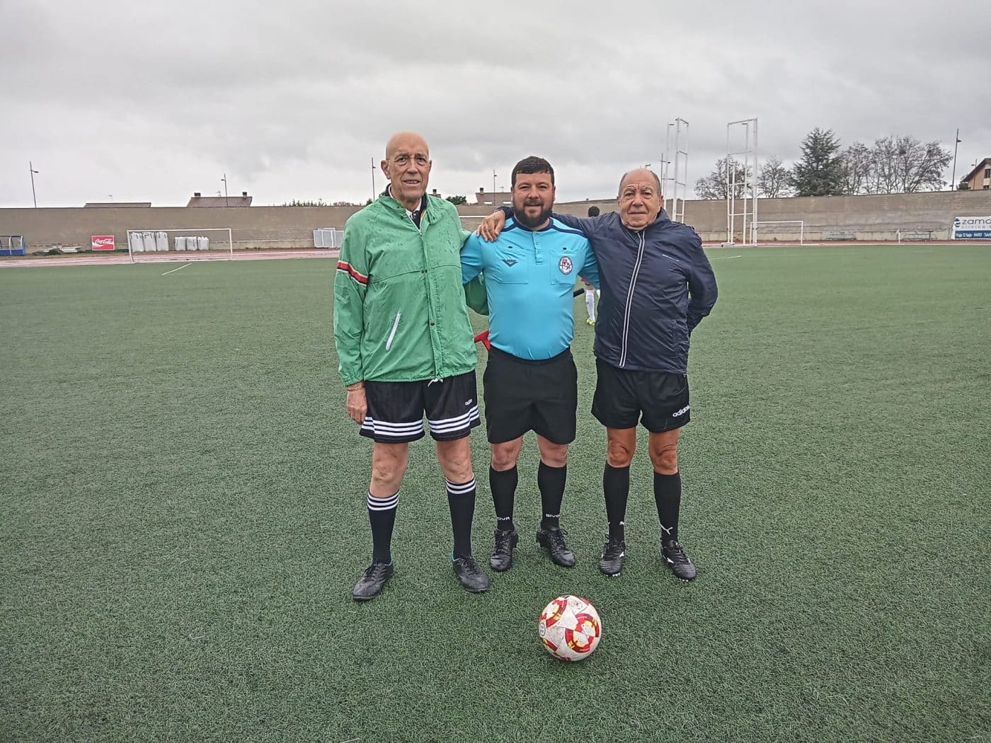 El Lekeitio levanta el trofeo del triangular de veteranos disputado en el Luis de la Fuente 10