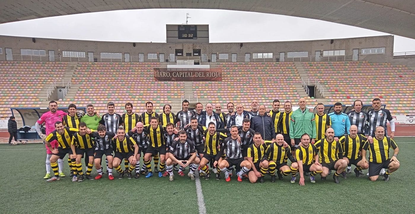 El Lekeitio levanta el trofeo del triangular de veteranos disputado en el Luis de la Fuente 9