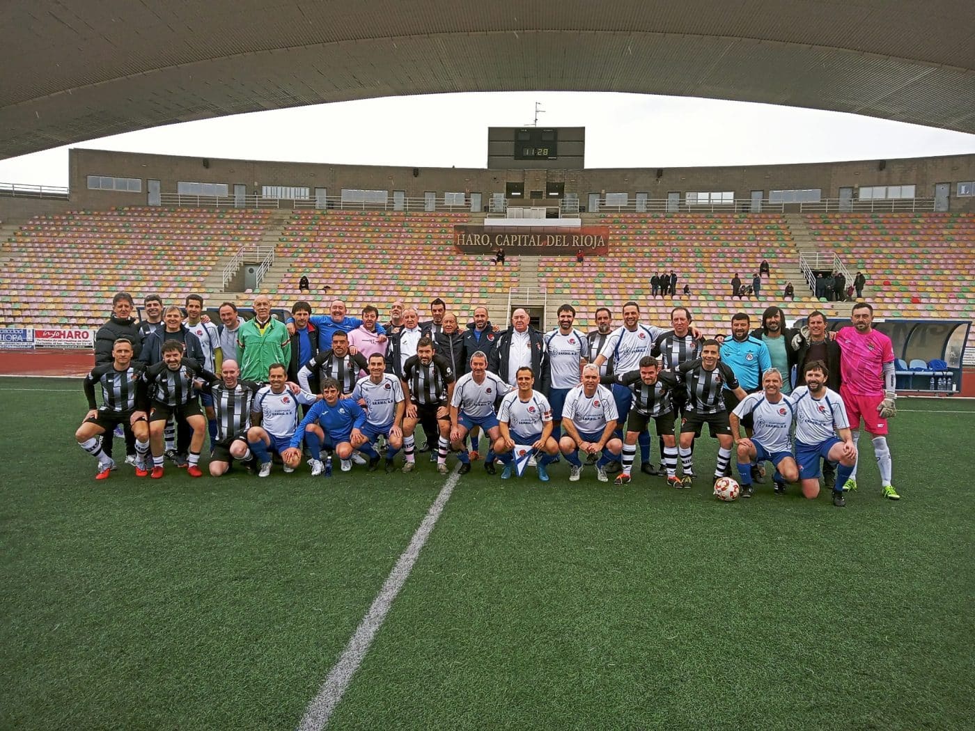 El Lekeitio levanta el trofeo del triangular de veteranos disputado en el Luis de la Fuente 6