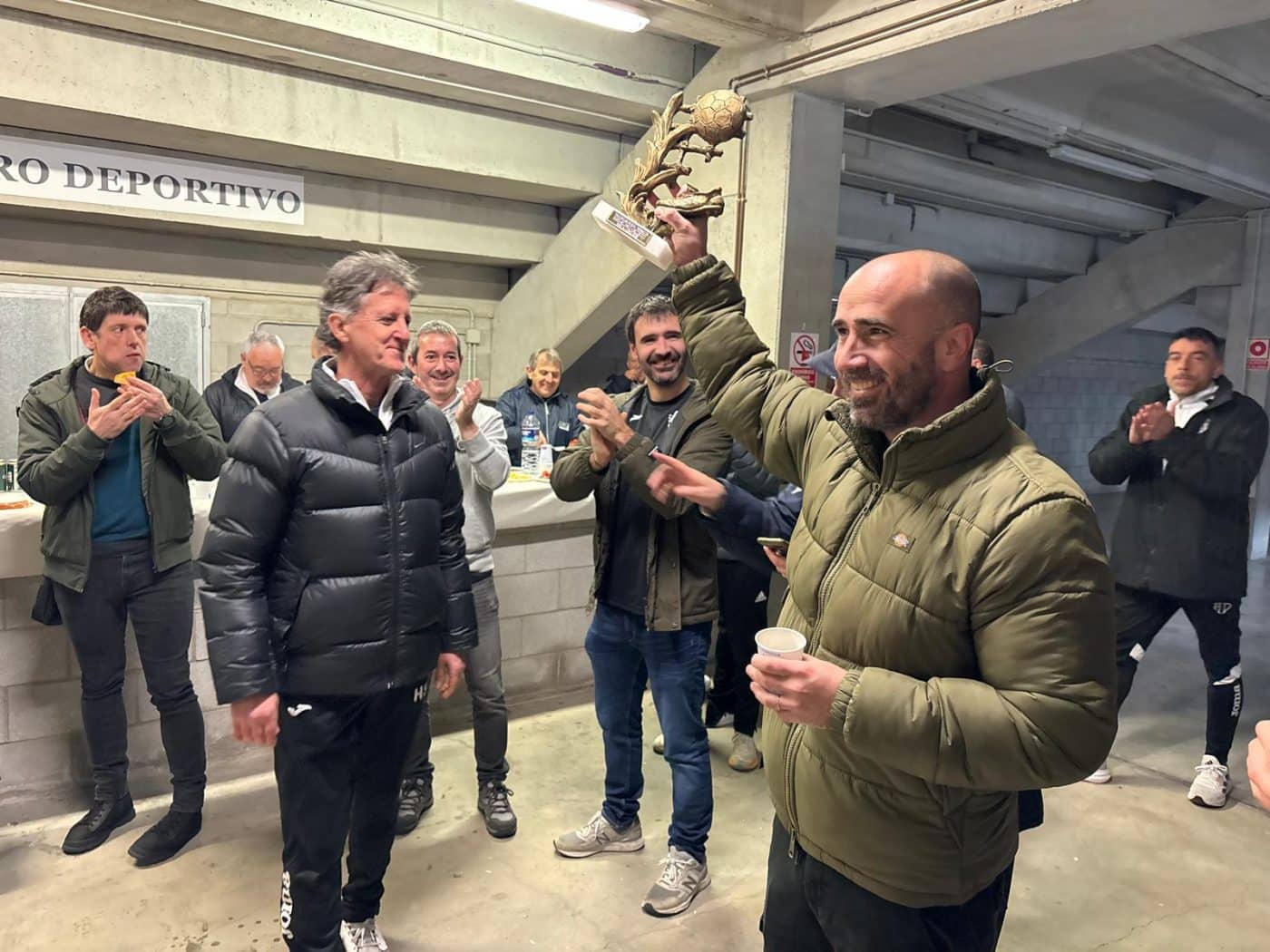 El Lekeitio levanta el trofeo del triangular de veteranos disputado en el Luis de la Fuente 12