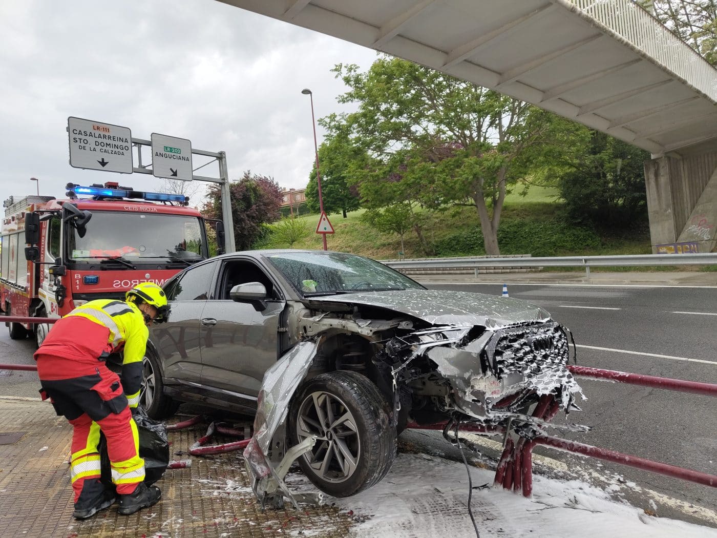 Trasladan a una mujer al centro de salud tras la salida de vía de un turismo en Haro 4