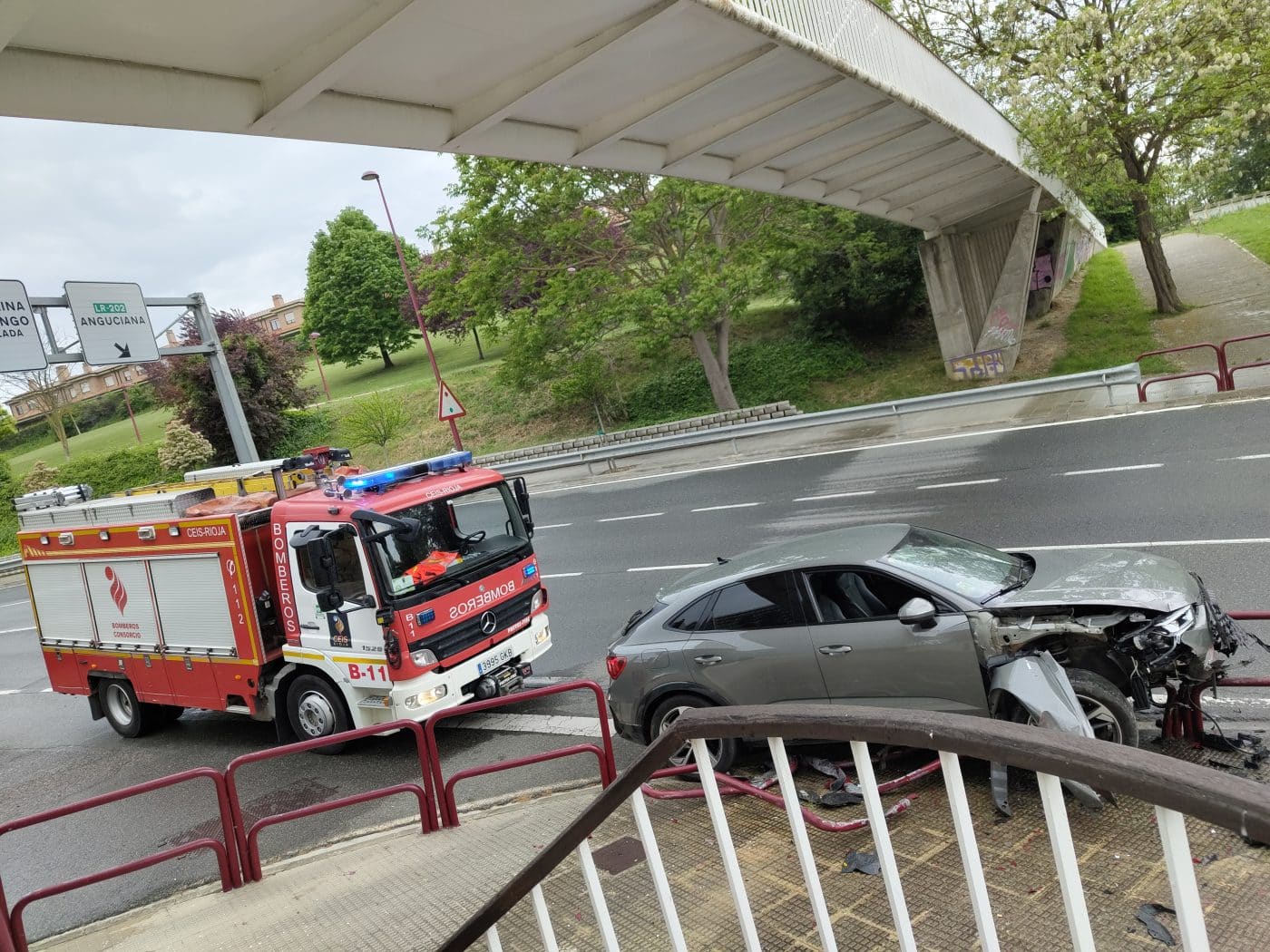 Trasladan a una mujer al centro de salud tras la salida de vía de un turismo en Haro 1