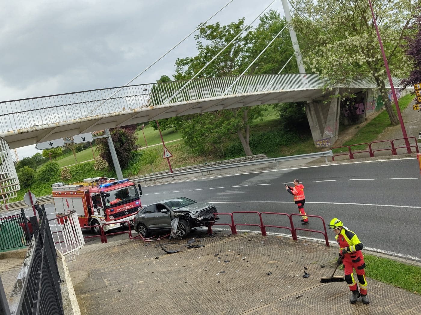 Trasladan a una mujer al centro de salud tras la salida de vía de un turismo en Haro 2